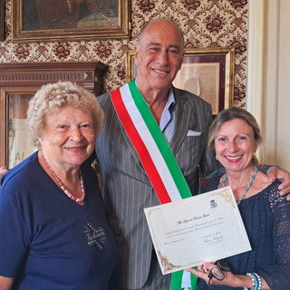 Alassio rende omaggio alla giornalista Franca Giusti, turista affezionata da oltre cinquant’anni