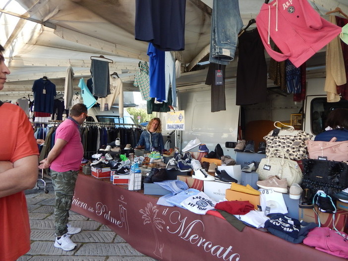 Mercatino, ciliegie, auto d'epoca e Corpus Domini: una domenica da non perdere nel savonese