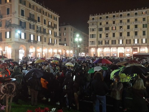 Il Partito Comunista scende in piazza: "Se ci chiudete allora ci pagate"