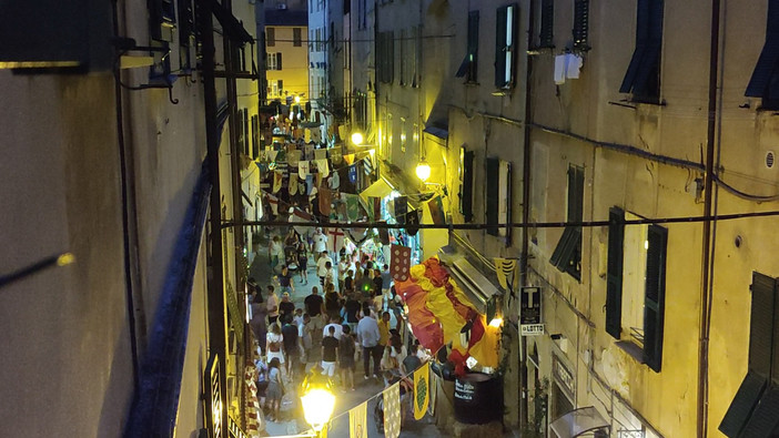 Tre colpi di cannone: a Finalborgo la XX edizione del Viaggio nel Medioevo è iniziata col botto!