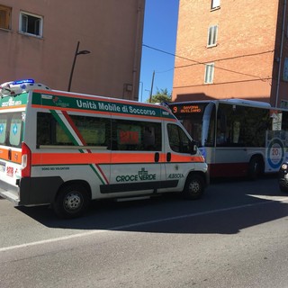 Savona, accusa un malore a bordo dell'autobus: codice rosso al San Paolo