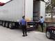 Si nascondono in un tir pensando di oltrepassare il confine di Ventimiglia: gruppo di stranieri finisce a Mondovì