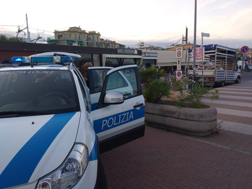 Loano, vende la merce su lungomare Marconi: "melonaro" sanzionato dalla polizia locale