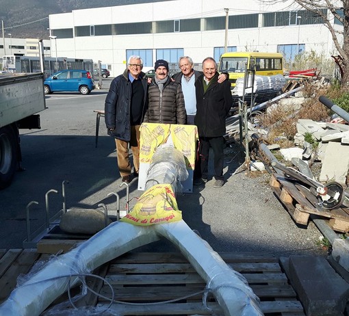 Il Maestro Giuliano Ottaviani dona alla città di Albenga una fionda monumentale