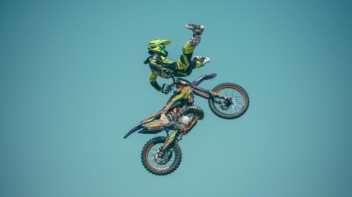 Freestyle e Mototerapia a Dego: DaBoot e Vanni Oddera "volano" in piazza Botta