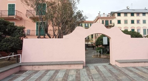 Scritte novax ad Albisola, puliti i muri della passeggiata: proseguono le indagini