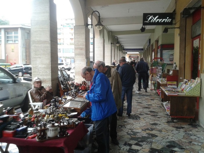 Loano, domani il tradizionale mercatino dell'antiquariato in corso Europa Loano, domani il tradizionale mercatino dell'antiquariato in corso Europa