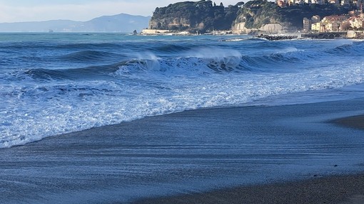 Padre e figlia rischiano di annegare a Laigueglia: travolti dalle onde