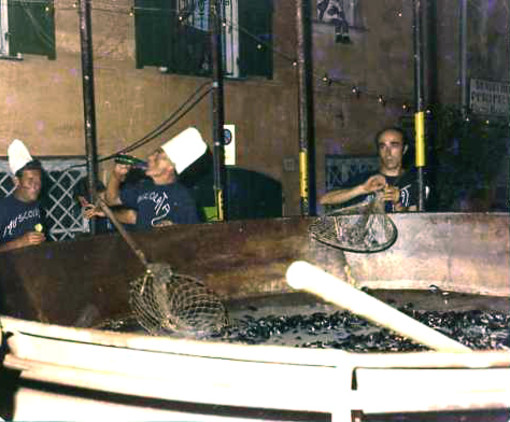 A Laigueglia ritornano le antiche tradizioni del borgo: le cozze dei "Ragazzacci" e il falò di San Giovanni