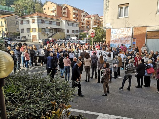 Ex Savam pericolante, commercianti e cittadini scendono in piazza: "Dopo 30 anni Altare vuole risposte" Ex Savam pericolante, commercianti e cittadini scendono in piazza: "Dopo 30 anni Altare vuole risposte"