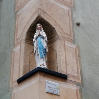 Albenga, i Fieui di caruggi rendono omaggio alla 'loro' Madonnina