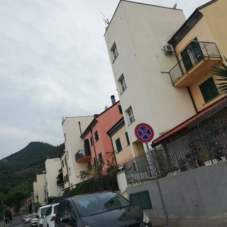 Albenga, parcheggio selvaggio in via Ilaria: i residenti protestano e chiedono più controlli