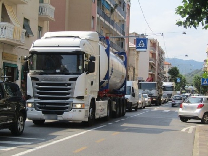 Ordinanza di stop per i mezzi pesanti ad Albisola, Garbarini ci pensa: "La riproporrò al sindaco Russo" Ordinanza di stop per i mezzi pesanti ad Albisola, Garbarini ci pensa: "La riproporrò al sindaco Russo"