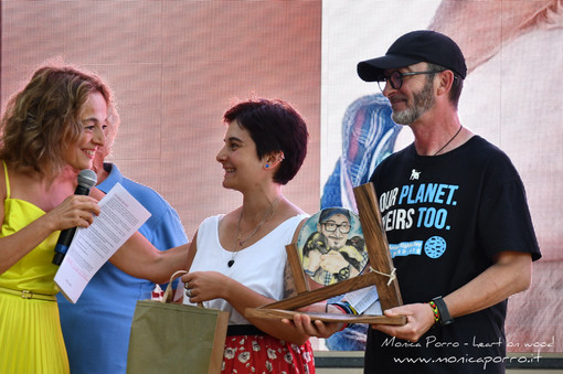 Monica Porro mentre consegna il premio al fotografo Andrea Cisternino