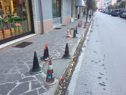 Cairo, messa in sicurezza dei marciapiedi: tappati i buchi in via Martiri della Libertà Cairo, messa in sicurezza dei marciapiedi: tappati i buchi in via Martiri della Libertà