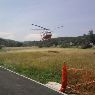 Carcare, motociclista 22enne finisce in una scarpata, trasportato in elicottero al Santa Corona