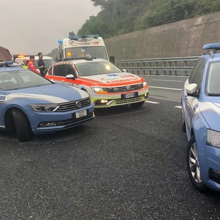 Accusa un malore, poi minaccia di buttarsi in mezzo alla strada: attimi di paura lungo l'A10