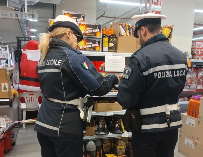Botti e fuochi d'artificio, controllo della polizia locale di Savona sui venditori autorizzati Botti e fuochi d'artificio, controllo della polizia locale di Savona sui venditori autorizzati