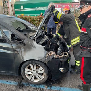 Savona: auto in fiamme nel parcheggio di fronte al Priamar (FOTO)