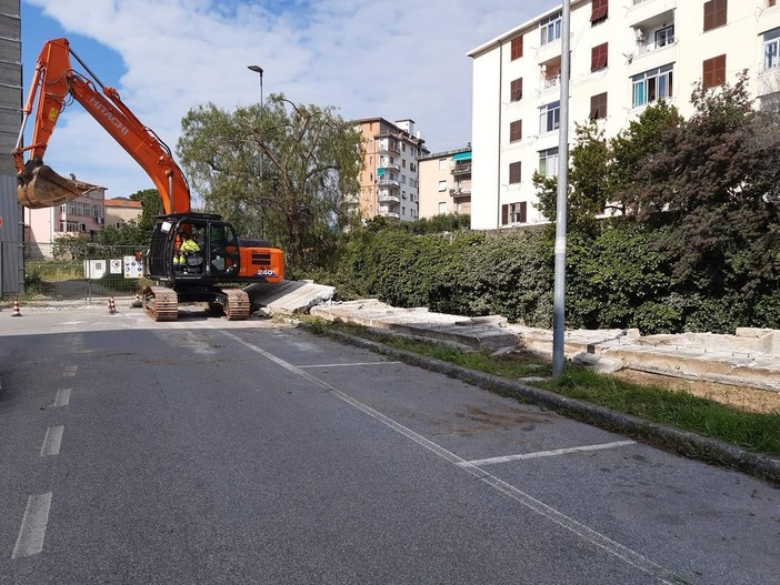 Vado, muro pericolante sulla ferrovia stoppa le merci in arrivo dalla piattaforma: via ai lavori di messa in sicurezza (FOTO)