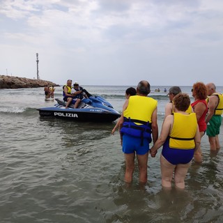 Andora, l'emozione di cavalcare le moto d'acqua della polizia per i ragazzi della Fondazione Sacra Famiglia