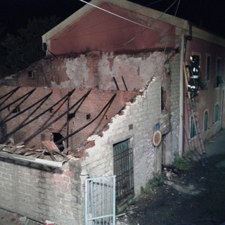 Tragedia sfiorata ad Albenga, un magazzino con 14 bombole di gas a fuoco in località San Giorgio