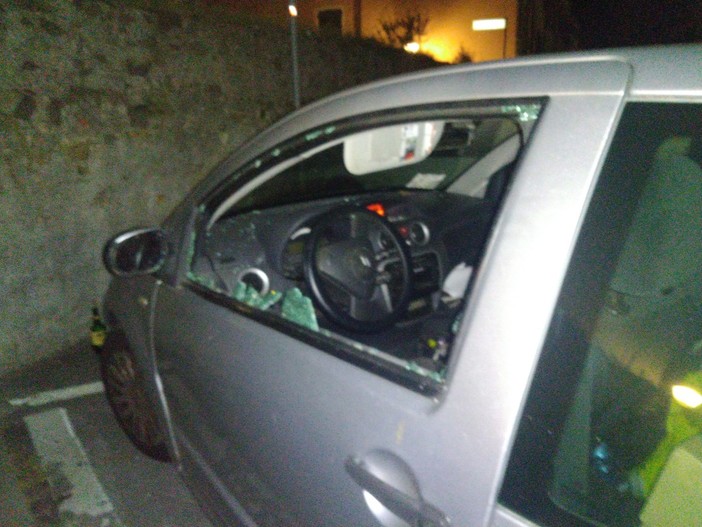 Albenga, rompe il vetro di un’auto, ruba all’interno e oppone resistenza ai militari: marocchino arrestato