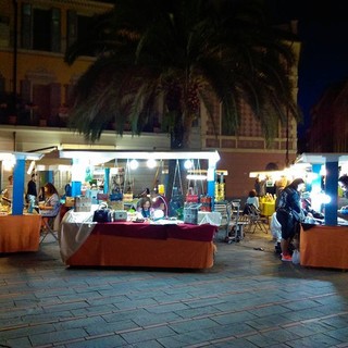 Loano, in piazza Massena il “Mercatino dell'Artigianato”