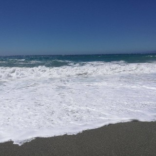 Progetto spiagge pulite, gli studenti di Savona liberano dai rifiuti lo scaletto dei pescatori