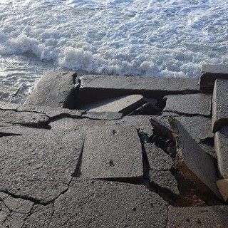 Varigotti, il mare divora spiaggia e massicciata: emessa ordinanza di sgombero di una decina di abitazioni (FOTO)