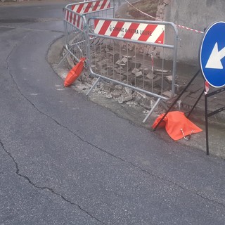 Il marciapiede in via della Cornice