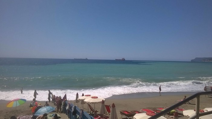 Arriva la burrasca, mare forza 8. Le immagini dalla Riviera di Ponente