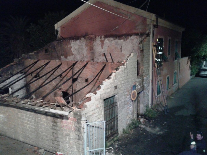 Tragedia sfiorata ad Albenga, un magazzino con 14 bombole di gas a fuoco in località San Giorgio Tragedia sfiorata ad Albenga, un magazzino con 14 bombole di gas a fuoco in località San Giorgio