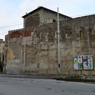 Pietra Ligure, cadono parti di mattone dal muro di recinzione dell'area degli ex cantieri Rodriquez: ordinanza urgente del Comune Pietra Ligure, cadono parti di mattone dal muro di recinzione dell'area degli ex cantieri Rodriquez: ordinanza urgente del Comune