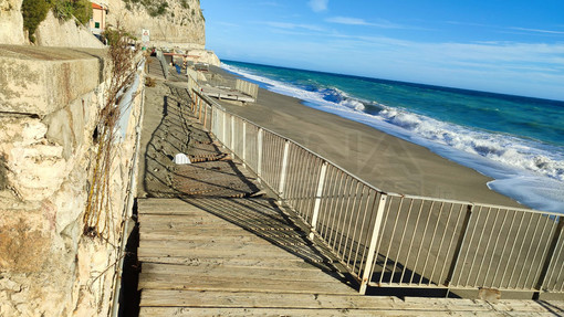 La passerella in legno tra Castelletto e Capo San Donato appena dopo la mareggiata di novembre 2023 La passerella in legno tra Castelletto e Capo San Donato appena dopo la mareggiata di novembre 2023