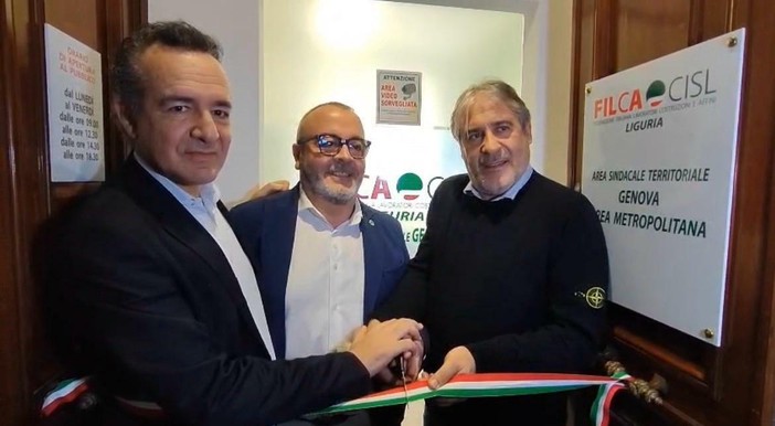 Da sinistra il segretario generale Cisl Liguria Luca Maestripieri, il segretario generale Filca Cisl Liguria Andrea Tafaria e il segretario generale Filca Cisl Ottavio De Luca