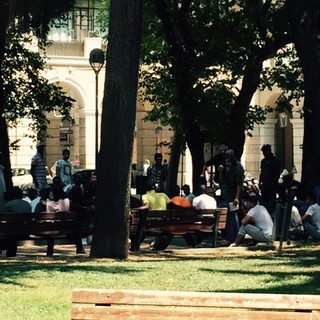 Piazza del Popolo a Savona "invasa" da extracomunitari, Parino: "Riprendiamocela e mandiamo a casa la giunta"