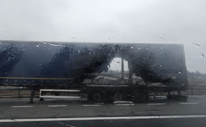 Mezzo pesante in fiamme sulla A6: vigili del fuoco mobilitati Mezzo pesante in fiamme sulla A6: vigili del fuoco mobilitati