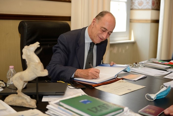 Alassio, gli auguri di buon anno del sindaco Melgrati: "Con la speranza di metterci alle spalle le problematiche e di guardare al futuro con serenità" (VIDEO) Alassio, gli auguri di buon anno del sindaco Melgrati: "Con la speranza di metterci alle spalle le problematiche e di guardare al futuro con serenità" (VIDEO)