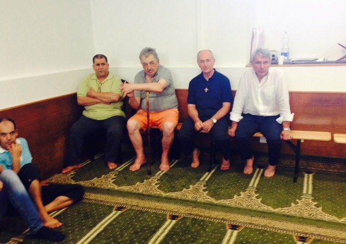 Parrocchiani in moschea a Savona, cattolici e musulmani insieme per dire no al terrorismo: "Il nome di Dio è pace" Parrocchiani in moschea a Savona, cattolici e musulmani insieme per dire no al terrorismo: "Il nome di Dio è pace"
