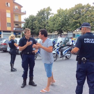Albenga: blitz della Municipale in Piazza Bolla contro i campeggiatori abusivi e controlli sul territorio Albenga: blitz della Municipale in Piazza Bolla contro i campeggiatori abusivi e controlli sul territorio