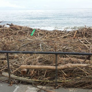 Maltempo e mareggiate, le spiagge del ponente ligure sono invase dai detriti