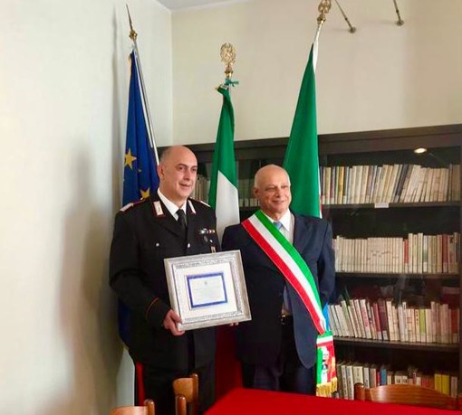Una targa al brigadiere dei carabinieri Vincenzo Muscarella, Molinaro (sindaco Cosseria): "Durante il lockdown ha offerto un prezioso aiuto alla comunità" Una targa al brigadiere dei carabinieri Vincenzo Muscarella, Molinaro (sindaco Cosseria): "Durante il lockdown ha offerto un prezioso aiuto alla comunità"