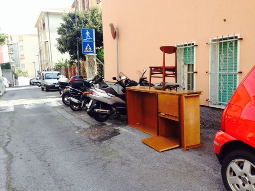 Savona, quando un mobile ti ruba il parcheggio
