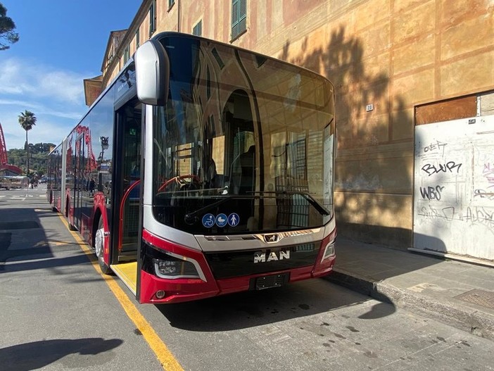 Supera i ciclisti con l'autobus, autista Tpl viene aggredita a Savona con due schiaffi in faccia