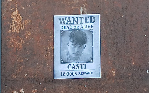 Dego, il paese tappezzato di manifesti "Wanted": il ricercato compie 18 anni