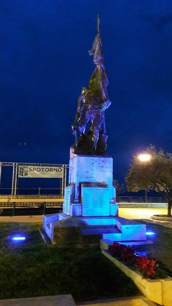 Spotorno si "illumina di blu" contro i tumori maschili