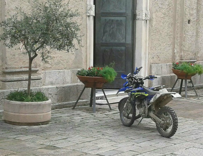 Finalborgo: motociclette "abusive" sul sagrato della chiesa Finalborgo: motociclette "abusive" sul sagrato della chiesa