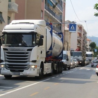 Ordinanza di stop per i mezzi pesanti ad Albisola, Garbarini ci pensa: "La riproporrò al sindaco Russo" Ordinanza di stop per i mezzi pesanti ad Albisola, Garbarini ci pensa: "La riproporrò al sindaco Russo"