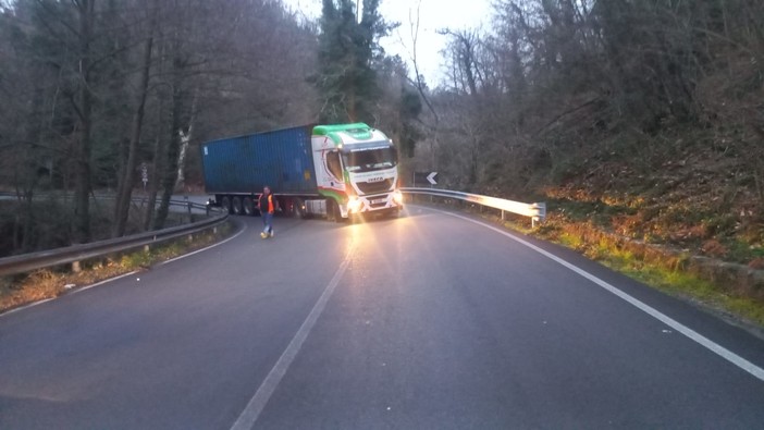 Traffico mezzi pesanti sul Cadibona. Provincia: "Si potrebbe concordare un trattamento specifico e dare le risorse per abbassare il differenziale tra l’utilizzo dell’autostrada e il transito sulla Sp29" Traffico mezzi pesanti sul Cadibona. Provincia: "Si potrebbe concordare un trattamento specifico e dare le risorse per abbassare il differenziale tra l’utilizzo dell’autostrada e il transito sulla Sp29"